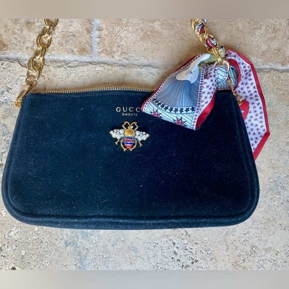 Authentic Gucci Beauty Velvet Bee Cosmetic Shoulder Bag - Picture 2 of 9